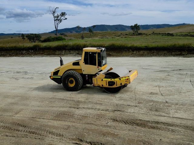 BOMAG smooth drum roller compacting a pad